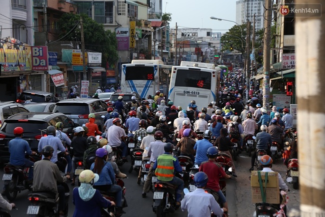 Chùm ảnh: Người dân Hà Nội - Sài Gòn lỉnh kỉnh đồ đạc về quê nghỉ lễ 30/4-1/5 - Ảnh 16.