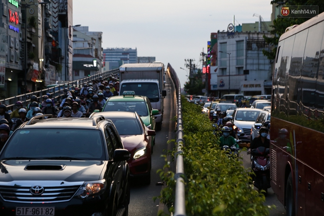 Chùm ảnh: Kẹt xe nghiêm trọng, nhiều hành khách phải xuống đi bộ vào sân bay cho kịp giờ - Ảnh 3.