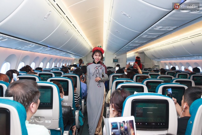 Hành khách thích thú khi tiếp viên Vietnam Airlines trình diễn áo dài trên chuyến bay hòa bình vào ngày 30/4 - Ảnh 6.