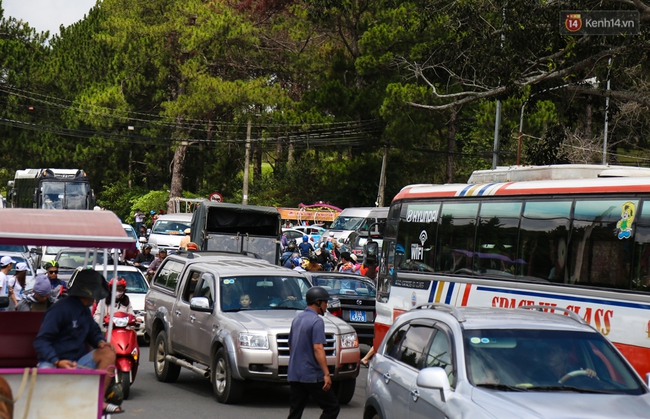 Hàng nghìn người đổ về Đà Lạt, các ngả đường quanh hồ Xuân Hương kẹt cứng dịp nghỉ lễ 30/4 - Ảnh 5.