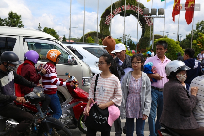 Hàng nghìn người đổ về Đà Lạt, các ngả đường quanh hồ Xuân Hương kẹt cứng dịp nghỉ lễ 30/4 - Ảnh 10.