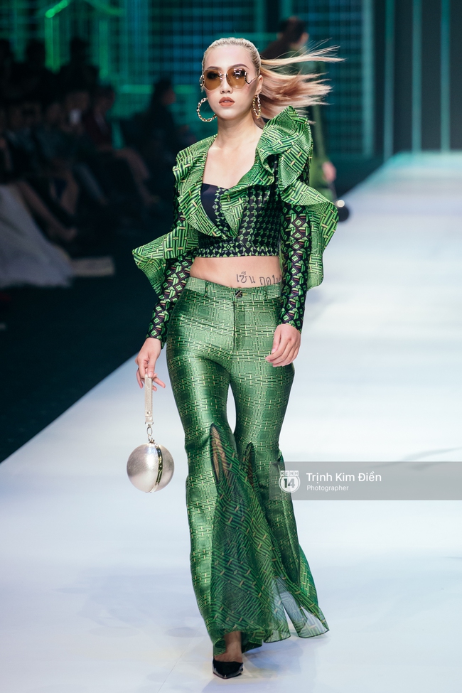 Đêm diễn thứ 3 VIFW Xuân Hè 2017: Đêm của sắc màu rực rỡ và loạt thiết kế phá cách - Ảnh 7. Đêm diễn thứ 3 VIFW Xuân Hè 2017: Đêm của sắc màu rực rỡ và loạt thiết kế phá cách - Ảnh 7.