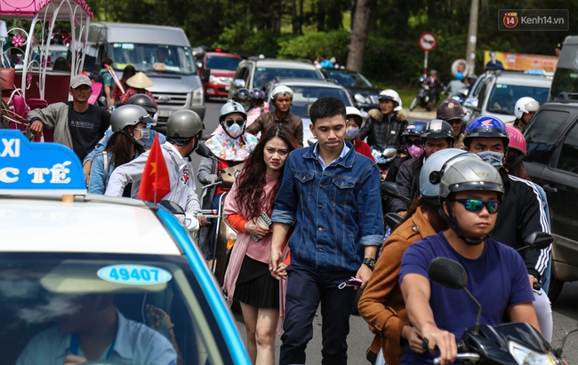 Hàng nghìn người đổ về Đà Lạt, các ngả đường quanh hồ Xuân Hương kẹt cứng dịp nghỉ lễ 30/4 - Ảnh 16.