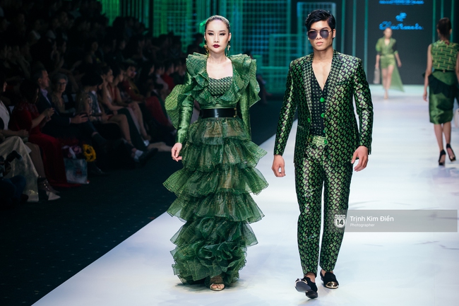 Đêm diễn thứ 3 VIFW Xuân Hè 2017: Đêm của sắc màu rực rỡ và loạt thiết kế phá cách - Ảnh 8. Đêm diễn thứ 3 VIFW Xuân Hè 2017: Đêm của sắc màu rực rỡ và loạt thiết kế phá cách - Ảnh 8.
