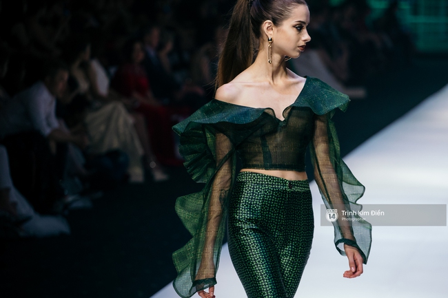 Đêm diễn thứ 3 VIFW Xuân Hè 2017: Đêm của sắc màu rực rỡ và loạt thiết kế phá cách - Ảnh 9. Đêm diễn thứ 3 VIFW Xuân Hè 2017: Đêm của sắc màu rực rỡ và loạt thiết kế phá cách - Ảnh 9.