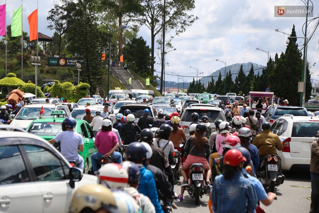 Hàng nghìn người đổ về Đà Lạt, các ngả đường quanh hồ Xuân Hương kẹt cứng dịp nghỉ lễ 30/4 - Ảnh 18.