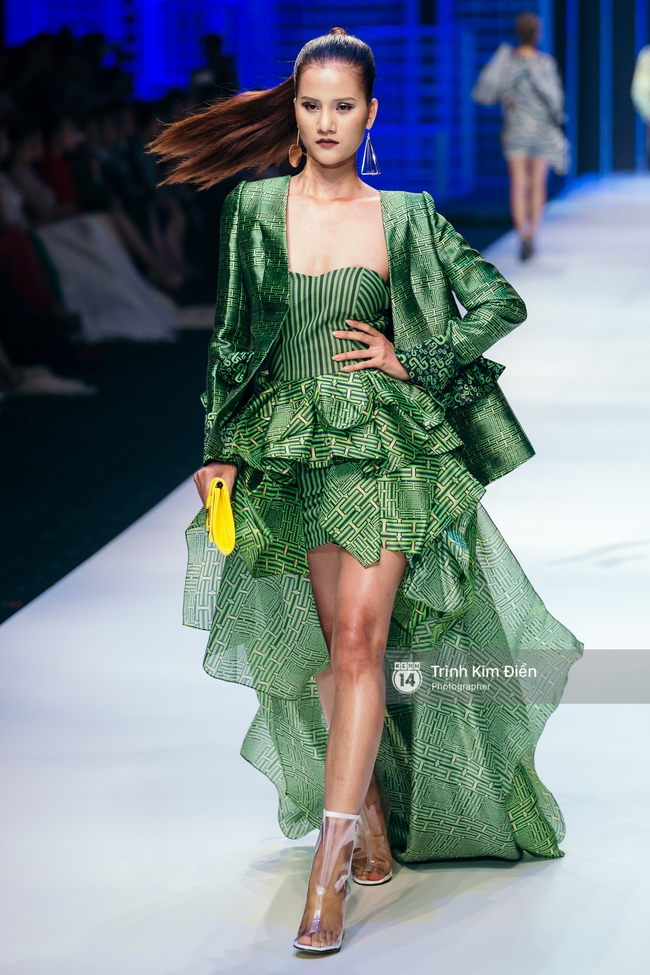 Đêm diễn thứ 3 VIFW Xuân Hè 2017: Đêm của sắc màu rực rỡ và loạt thiết kế phá cách - Ảnh 10. Đêm diễn thứ 3 VIFW Xuân Hè 2017: Đêm của sắc màu rực rỡ và loạt thiết kế phá cách - Ảnh 10.