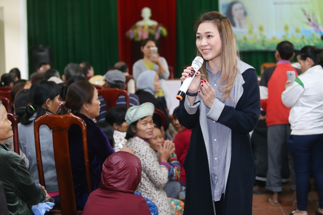 Mỹ T&acirc;m thức trắng đ&ecirc;m chuẩn bị qu&agrave; Tết cho b&agrave; con ngh&egrave;o tại Quảng Nam - Ảnh 1.