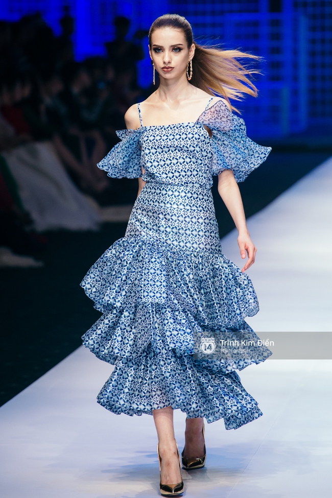 Đêm diễn thứ 3 VIFW Xuân Hè 2017: Đêm của sắc màu rực rỡ và loạt thiết kế phá cách - Ảnh 12. Đêm diễn thứ 3 VIFW Xuân Hè 2017: Đêm của sắc màu rực rỡ và loạt thiết kế phá cách - Ảnh 12.