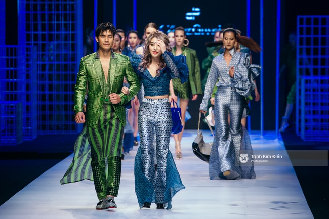 Đêm diễn thứ 3 VIFW Xuân Hè 2017: Đêm của sắc màu rực rỡ và loạt thiết kế phá cách - Ảnh 13. Đêm diễn thứ 3 VIFW Xuân Hè 2017: Đêm của sắc màu rực rỡ và loạt thiết kế phá cách - Ảnh 13.