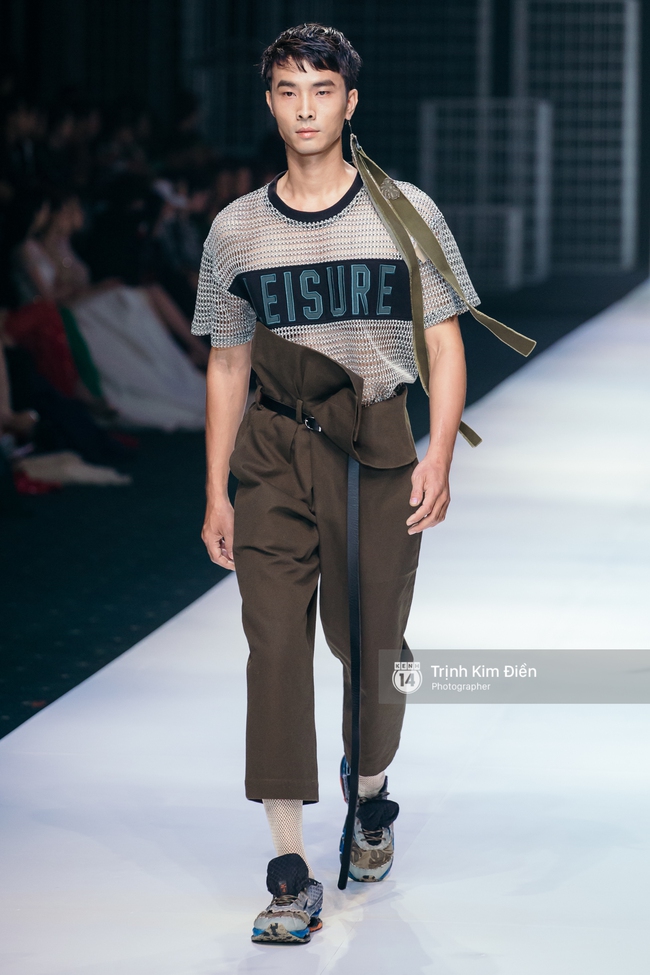 Đêm diễn thứ 3 VIFW Xuân Hè 2017: Đêm của sắc màu rực rỡ và loạt thiết kế phá cách - Ảnh 21. Đêm diễn thứ 3 VIFW Xuân Hè 2017: Đêm của sắc màu rực rỡ và loạt thiết kế phá cách - Ảnh 21.