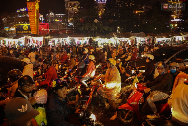 Đêm Đà Lạt chẳng còn thơ mộng vì cảnh quá tải, ùn ứ khách du lịch trong trung tâm thành phố! - Ảnh 5.