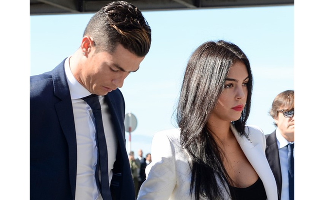 Georgina đang học cách chăm sóc 2 con trai sinh đôi của Ronaldo - Ảnh 1.