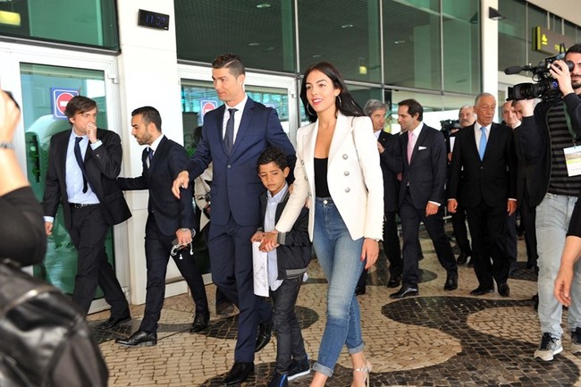 Georgina Rodriguez: Lọ Lem thời hiện đại lọt mắt xanh Hoàng tử Ronaldo - Ảnh 3.