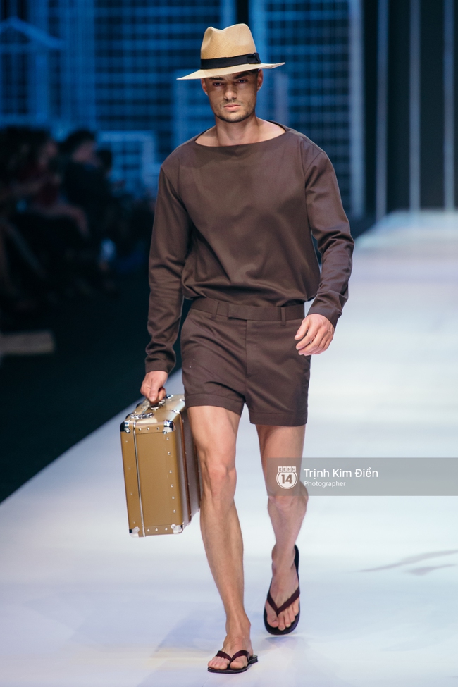 Đêm diễn thứ 3 VIFW Xuân Hè 2017: Đêm của sắc màu rực rỡ và loạt thiết kế phá cách - Ảnh 22. Đêm diễn thứ 3 VIFW Xuân Hè 2017: Đêm của sắc màu rực rỡ và loạt thiết kế phá cách - Ảnh 22.