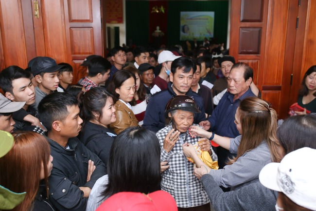 Mỹ T&acirc;m thức trắng đ&ecirc;m chuẩn bị qu&agrave; Tết cho b&agrave; con ngh&egrave;o tại Quảng Nam - Ảnh 7.