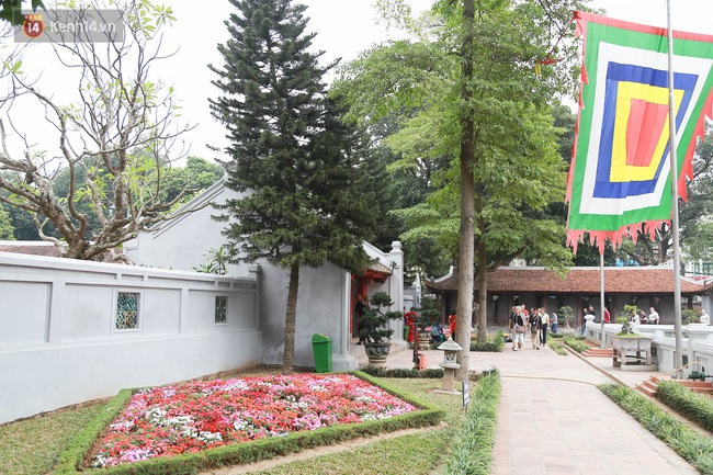Lạ mắt với h&igrave;nh ảnh Văn Miếu Quốc Tử Gi&aacute;m rũ &aacute;o r&ecirc;u phong, kho&aacute;c l&ecirc;n m&igrave;nh m&agrave;u sơn x&aacute;m trắng - Ảnh 13.
