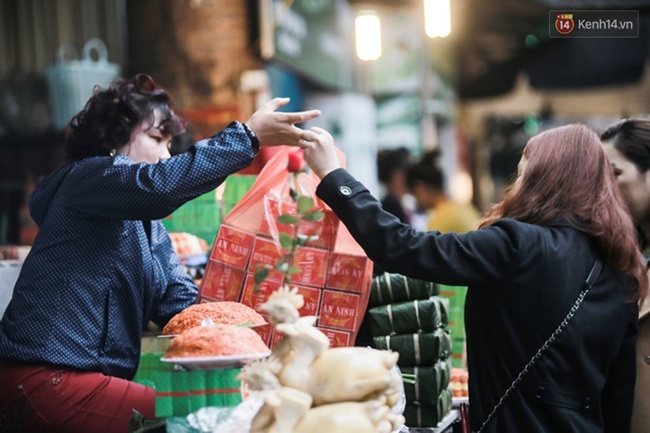 Những ngày cuối năm, Hà Nội rét mướt nhưng người dân vẫn hối hả lao ra đường sắm sửa đón Tết - Ảnh 8.