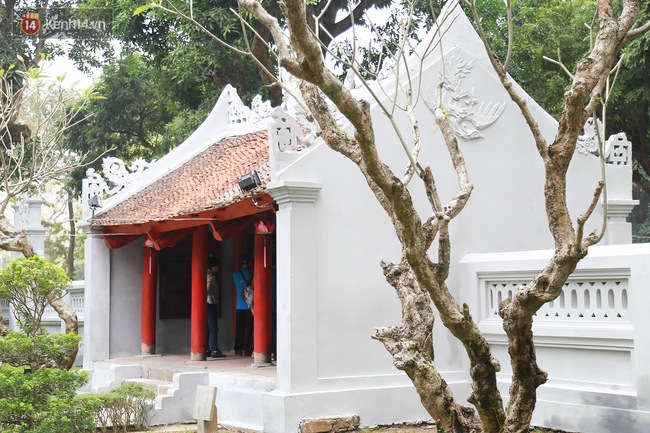 Lạ mắt với h&igrave;nh ảnh Văn Miếu Quốc Tử Gi&aacute;m rũ &aacute;o r&ecirc;u phong, kho&aacute;c l&ecirc;n m&igrave;nh m&agrave;u sơn x&aacute;m trắng - Ảnh 12.