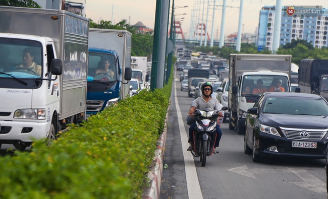 Kẹt xe kéo dài hơn 2km trên đại lộ Phạm Văn Đồng sau cơn mưa lớn ở Sài Gòn - Ảnh 7.