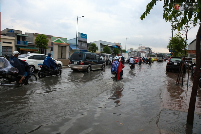 Thời tiết S&agrave;i G&ograve;n mưa lớn, nhiều nh&agrave; d&acirc;n tr&ecirc;n đại lộ Phạm Văn Đồng ngập &uacute;ng- Ảnh 3.