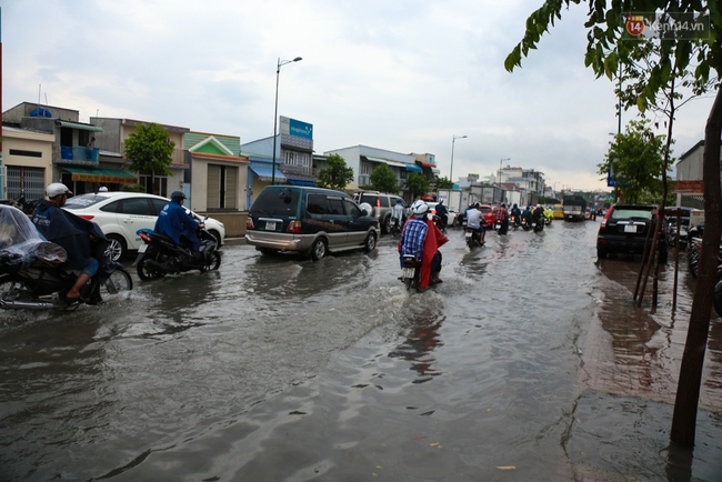 Thời tiết Sài Gòn mưa lớn, nhiều nhà dân trên đại lộ Phạm Văn Đồng ngập úng- Ảnh 3.