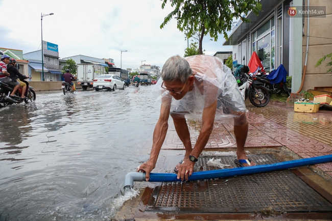 Thời tiết S&agrave;i G&ograve;n mưa lớn, nhiều nh&agrave; d&acirc;n tr&ecirc;n đại lộ Phạm Văn Đồng ngập &uacute;ng - Ảnh 4.