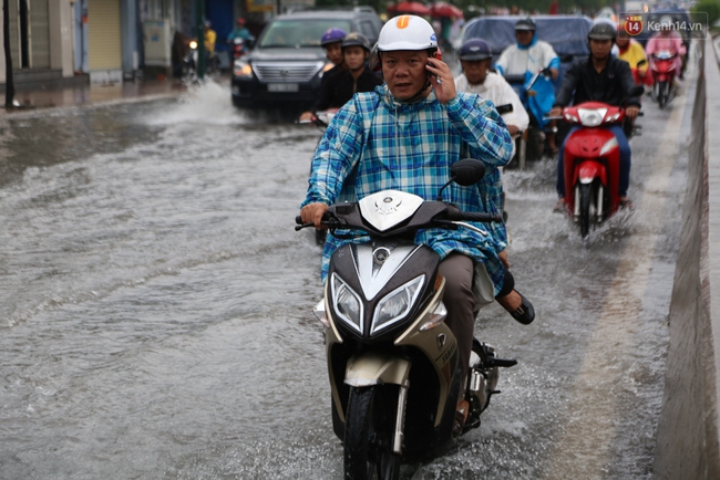Sài Gòn mưa lớn, nhà dân biến thành hầm chứa nước trên đại lộ Phạm Văn Đồng - Ảnh 12.