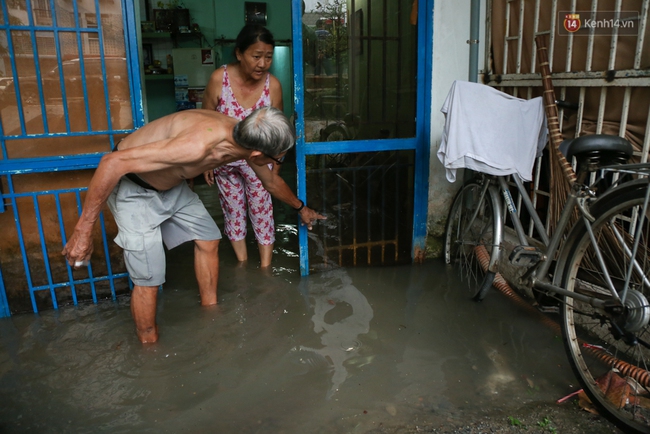 Thời tiết S&agrave;i G&ograve;n mưa lớn, nhiều nh&agrave; d&acirc;n tr&ecirc;n đại lộ Phạm Văn Đồng ngập &uacute;ng - Ảnh 5.