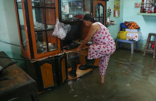 Thời tiết S&agrave;i G&ograve;n mưa lớn, nhiều nh&agrave; d&acirc;n tr&ecirc;n đại lộ Phạm Văn Đồng ngập &uacute;ng - Ảnh 7.