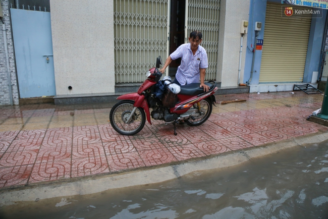 Thời tiết S&agrave;i G&ograve;n mưa lớn, nhiều nh&agrave; d&acirc;n tr&ecirc;n đại lộ Phạm Văn Đồng ngập &uacute;ng- Ảnh 11.