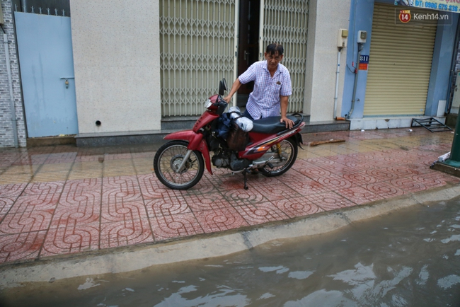 Thời tiết Sài Gòn mưa lớn, nhiều nhà dân trên đại lộ Phạm Văn Đồng ngập úng- Ảnh 11.