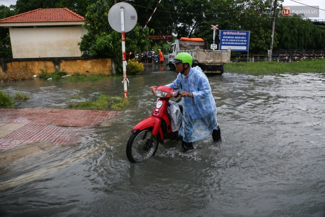 Thời tiết S&agrave;i G&ograve;n mưa lớn, nhiều nh&agrave; d&acirc;n tr&ecirc;n đại lộ Phạm Văn Đồng ngập &uacute;ng - Ảnh 10.