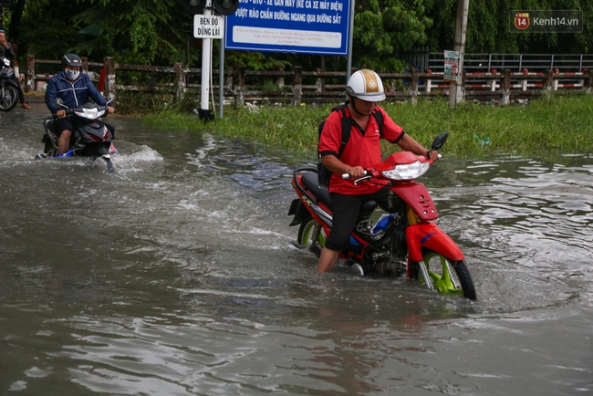 Thời tiết S&agrave;i G&ograve;n mưa lớn, nhiều nh&agrave; d&acirc;n tr&ecirc;n đại lộ Phạm Văn Đồng ngập &uacute;ng- Ảnh 9.