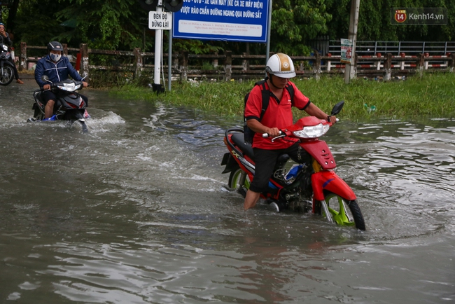 Thời tiết Sài Gòn mưa lớn, nhiều nhà dân trên đại lộ Phạm Văn Đồng ngập úng- Ảnh 9.