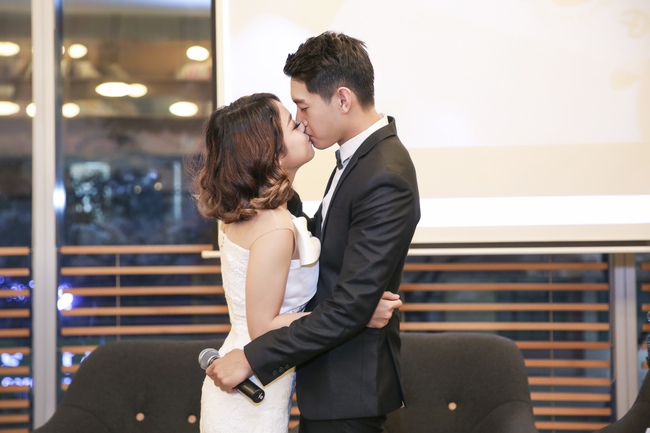 H&ocirc;n trong MV chưa đủ, Th&aacute;i Trinh - Quang Đăng c&ograve;n kho&aacute; m&ocirc;i ngay buổi họp b&aacute;o MV mới - Ảnh 1.