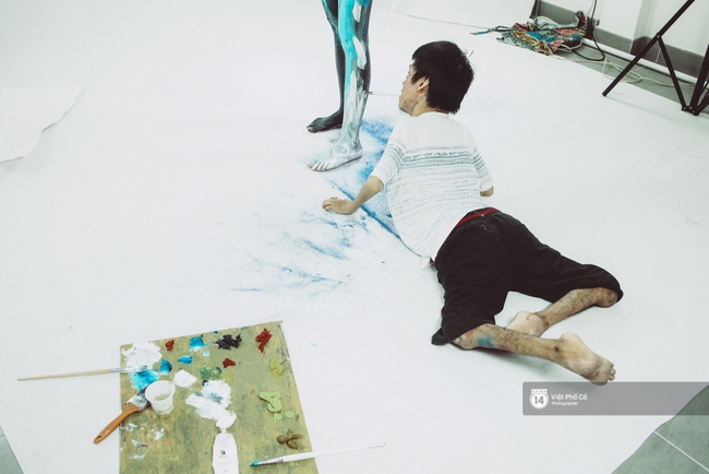 Hãy xem cách hoạ sĩ khuyết tật Lê Minh Châu vẽ body painting bằng miệng, bạn sẽ thấy không gì là không thể! - Ảnh 6.