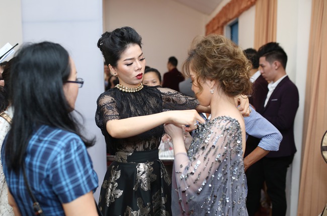 Đàm Vĩnh Hưng - Lệ Quyên make up, khâu váy cho học trò trước giờ ghi hình Thần tượng Bolero - Ảnh 4.