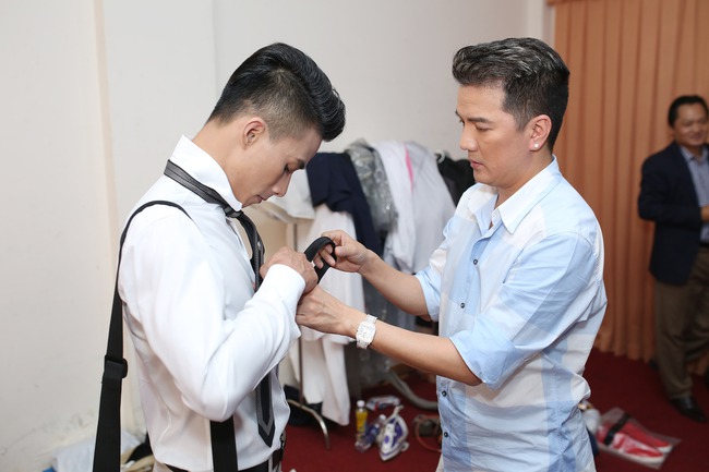 Đàm Vĩnh Hưng - Lệ Quyên make up, khâu váy cho học trò trước giờ ghi hình Thần tượng Bolero - Ảnh 3.