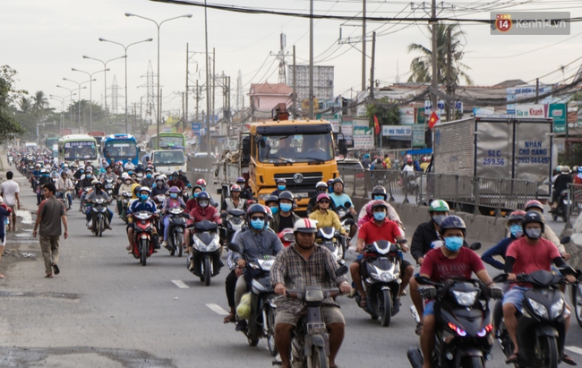 Người dân lỉnh kỉnh đồ đạc đổ về các thành phố lớn sau kỳ nghỉ Tết Dương lịch - Ảnh 18.