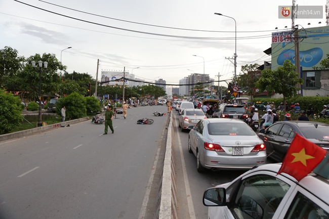 Chùm ảnh: Hiện trường vụ xe ô tô điên tông liên hoàn 9 xe máy ở Sài Gòn - Ảnh 3.