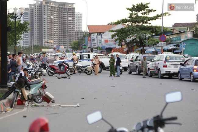 Chùm ảnh: Hiện trường vụ xe ô tô điên tông liên hoàn 9 xe máy ở Sài Gòn - Ảnh 7.