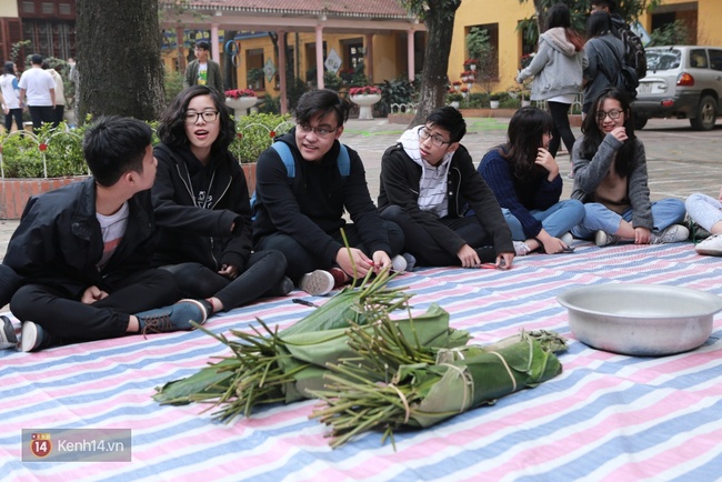 Học sinh Hà Nội hào hứng gói bánh chưng vì một cái Tết ấm tặng cho trẻ em nghèo - Ảnh 5.