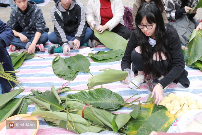 Học sinh Hà Nội hào hứng gói bánh chưng vì một cái Tết ấm tặng cho trẻ em nghèo - Ảnh 9.