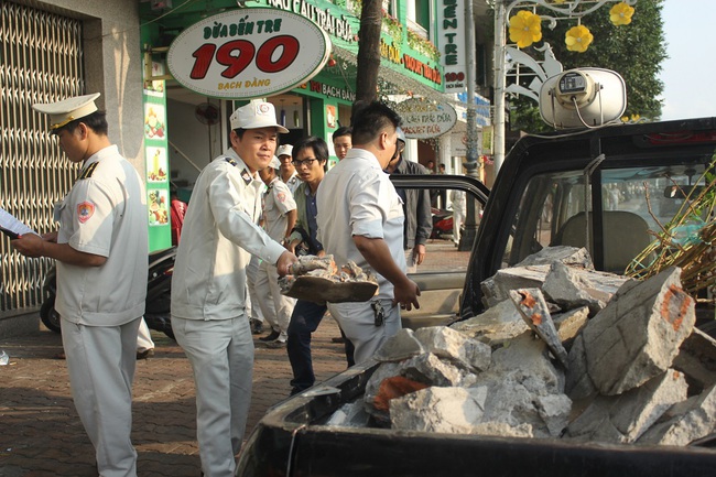 Sau Sài Gòn và Hà Nội, Đà Nẵng ra quân dọn sạch vỉa hè cho người đi bộ - Ảnh 8.