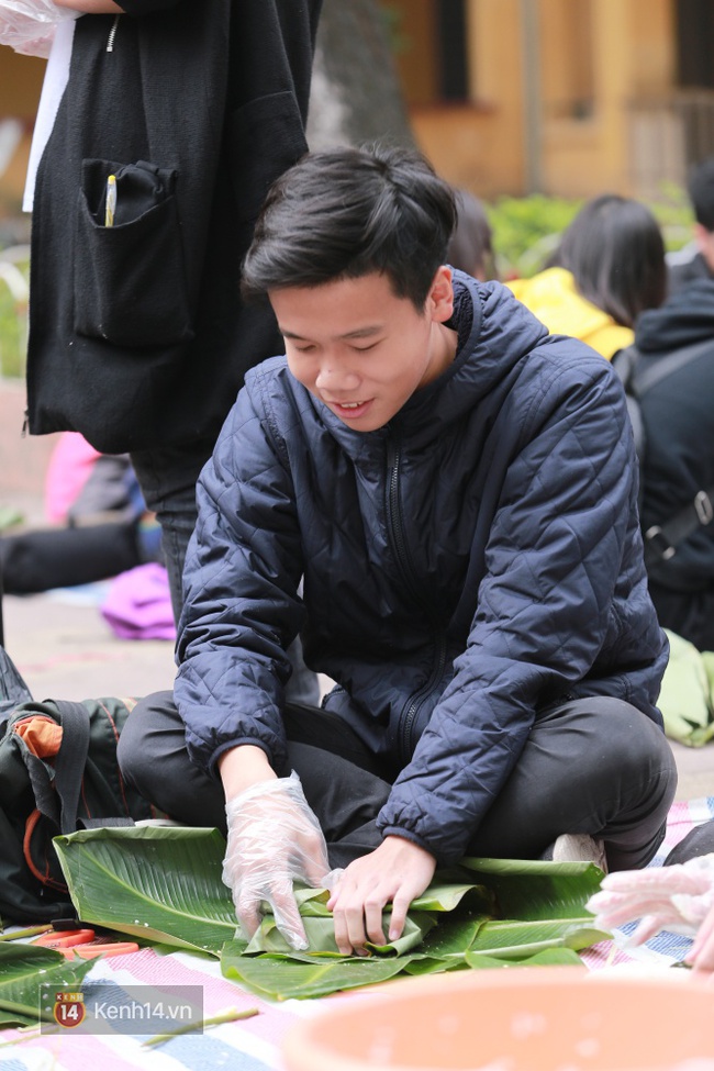 Học sinh Hà Nội hào hứng gói bánh chưng vì một cái Tết ấm tặng cho trẻ em nghèo - Ảnh 12.