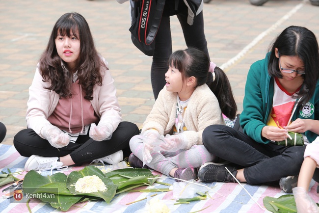 Học sinh Hà Nội hào hứng gói bánh chưng vì một cái Tết ấm tặng cho trẻ em nghèo - Ảnh 8.
