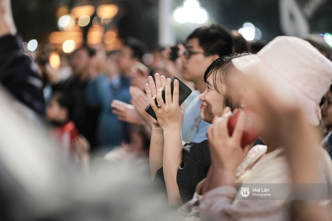 Tối cuối tuần, phố đi bộ Hà Nội vui hơn hẳn với buổi biểu diễn của dàn nhạc giao hưởng London - Ảnh 28.