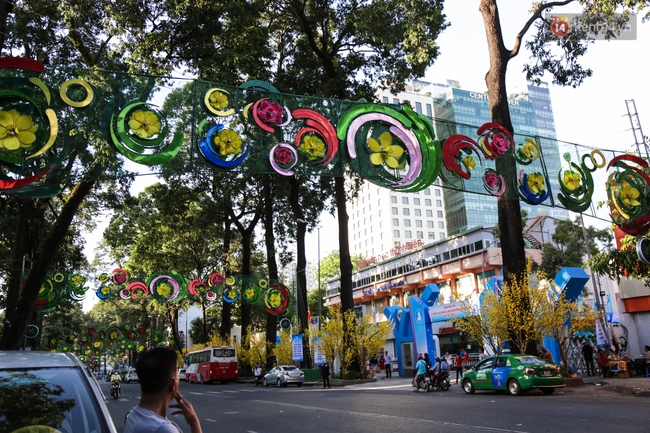 Đèn trang trí Tết trên đường Phạm Ngọc Thạch được chỉnh sửa sau khi người dân chê xấu - Ảnh 5.