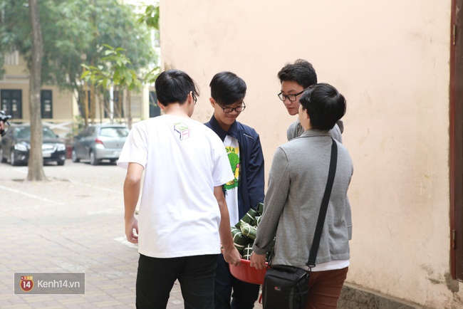 Học sinh Hà Nội hào hứng gói bánh chưng vì một cái Tết ấm tặng cho trẻ em nghèo - Ảnh 18.